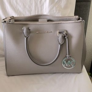 Michaek Kors old Selma in Grey Saffiano leather